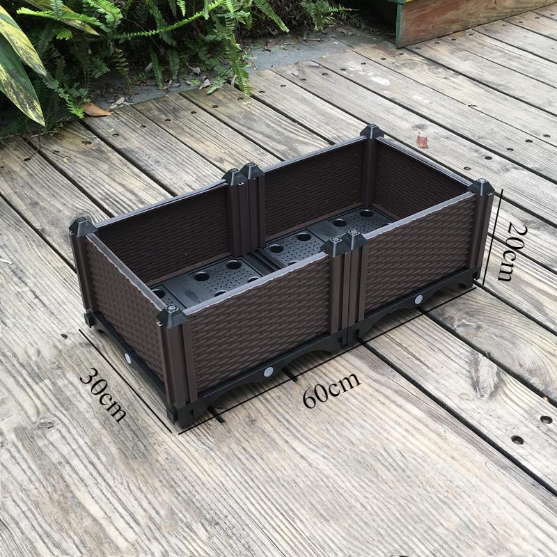 Ein montierter Gemüse- und Blumentopf auf dem Dachbalkon des Parkgartens, die Box kann unendlich verbunden werden