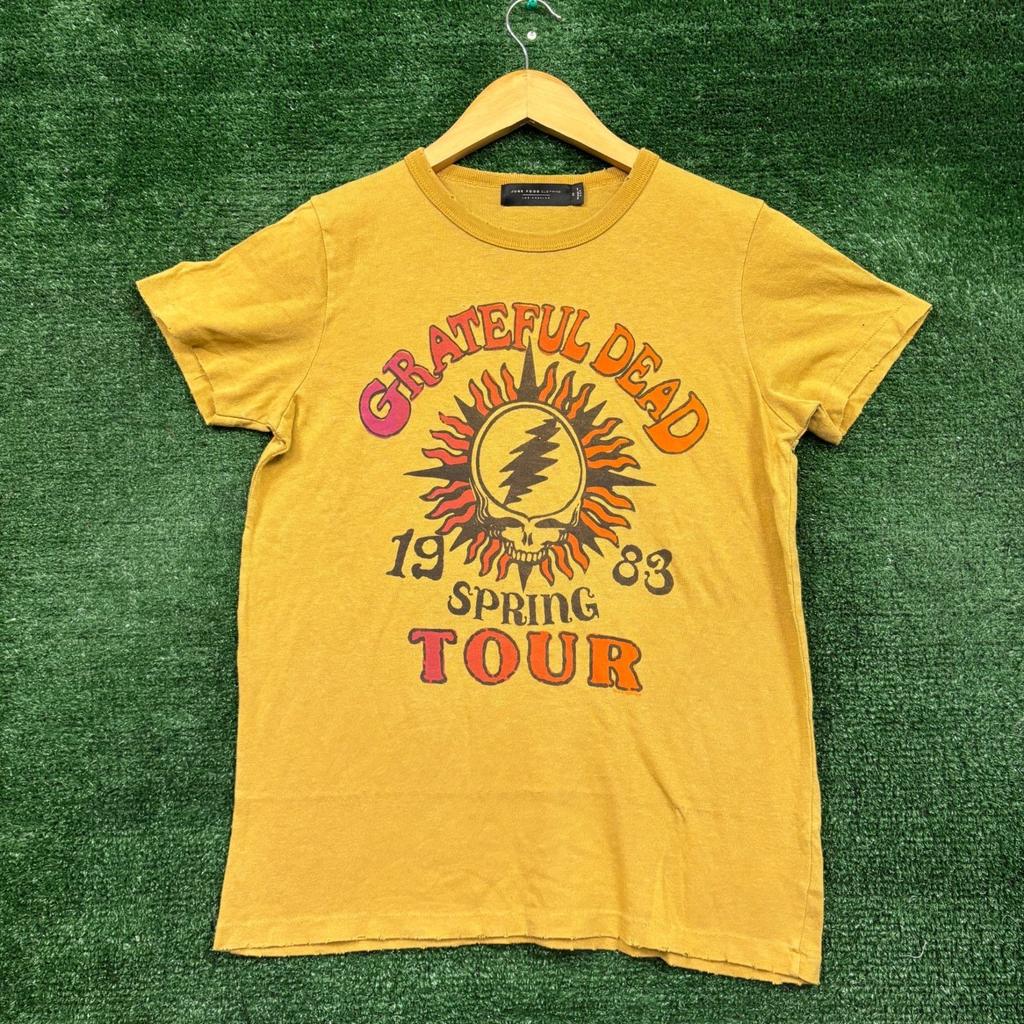 Junk Food Clothing x Grateful Dead Tour Primaverile 1983 Maglietta Unisex Media Rock Band