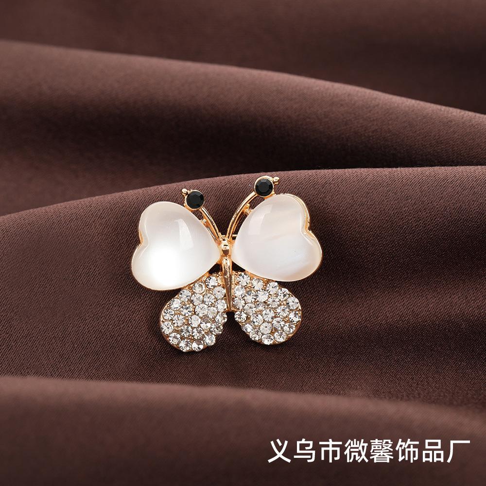 Little fresh and cute little butterfly brooch, temperament diamond-encrusted small fragrant wind anti-light decorative brooch