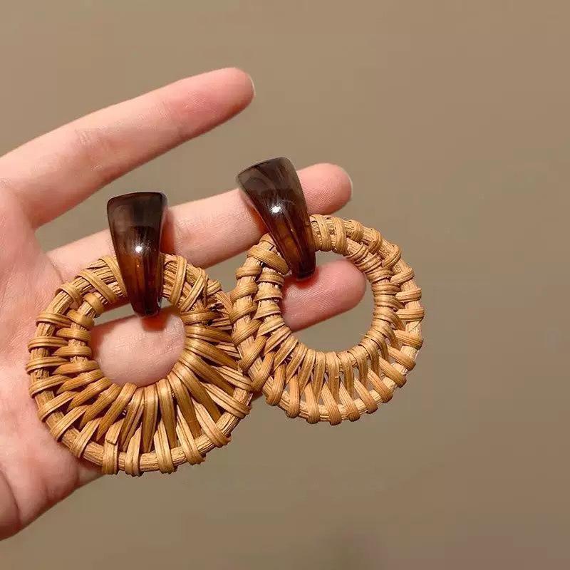Boucles d'oreilles bohèmes en bambou rotin et pompons de coquillages pour femmes