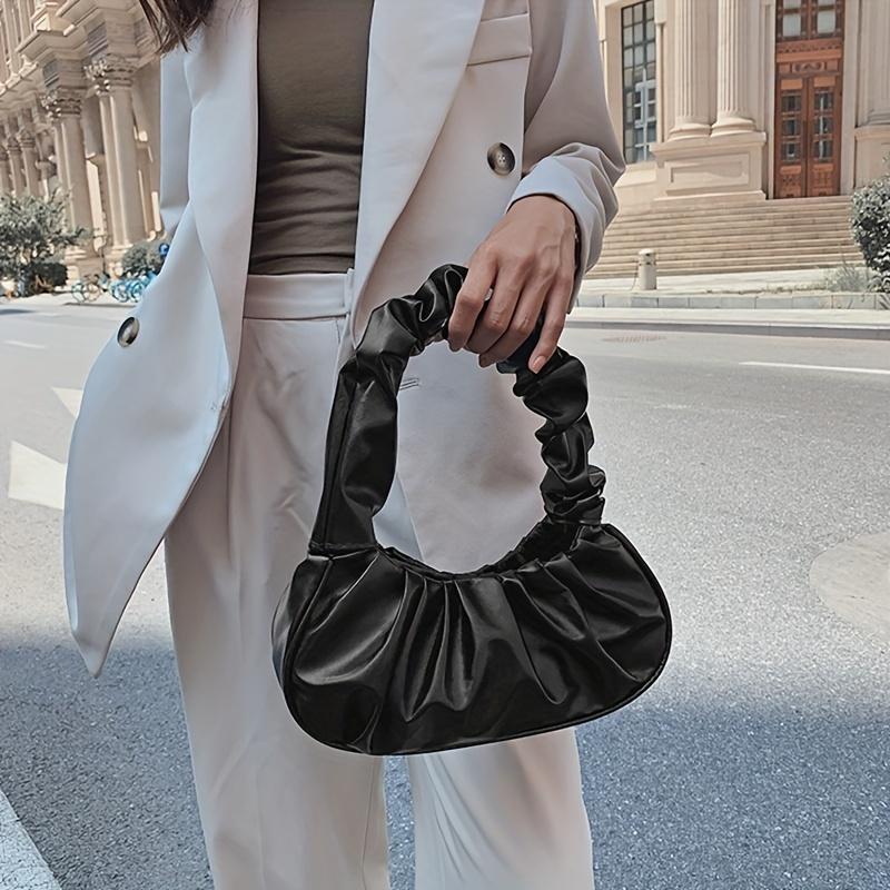 A Stylish Pleated Cloud Bag Designed for Women, Perfect for The Shoulder Or As an Armpit Bag, Featuring a Trendy And Versatile Design.