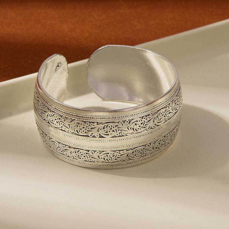 Retro Ethnisch Geschnitzt Breitband Imitation Miao Silber Armreif – Antikes Chinesisches Handgefertigtes Armband für Frauen