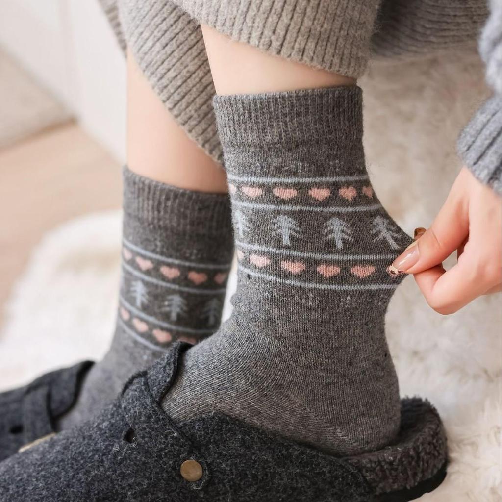 Women's Fair Isle Wool Mid-Calf Socks, Fleece-Lined, Thickened, Retro Christmas Style, Cozy for Autumn and Winter.