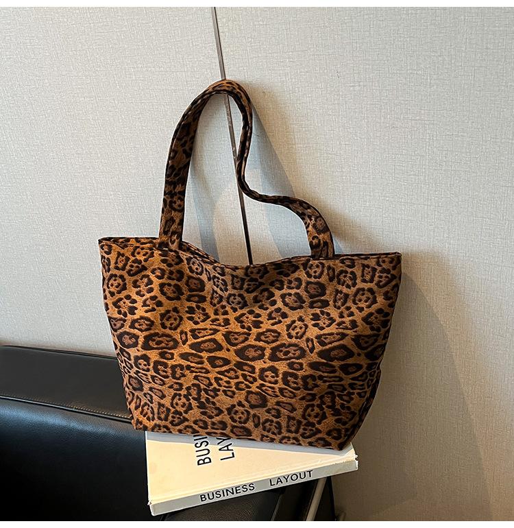 Popular Leopard Print Large-capacity Bag Women's New Autumn Versatile Messenger Bag Commuter Shoulder Bucket Bag