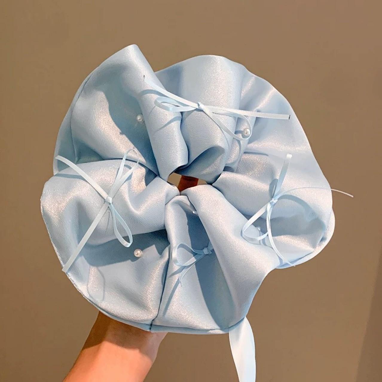 Korean-Style Ballet Satin Scrunchie with Bow Knot & Pearl Streamer - Extra Large Hair Accessory for Women. небесно-голубой