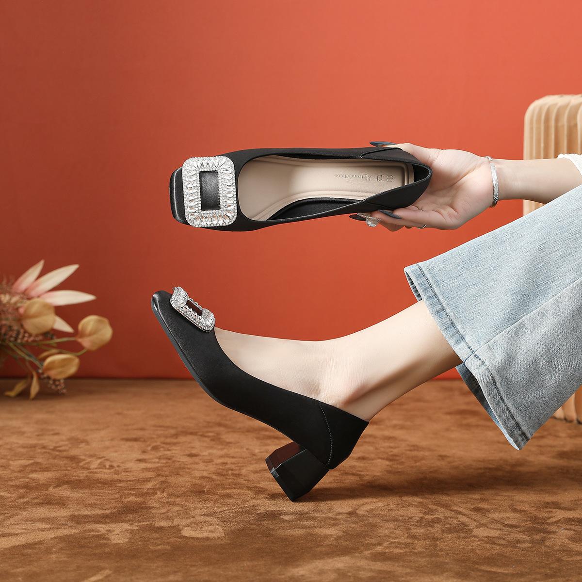 

Премиальный сенс rv квадратная пряжка одинарные туфли женские 2025 новые модели, толстый каблук 5 см квадратный носок туфли на высоком каблуке женские повседневные универсальные 34 чёрный