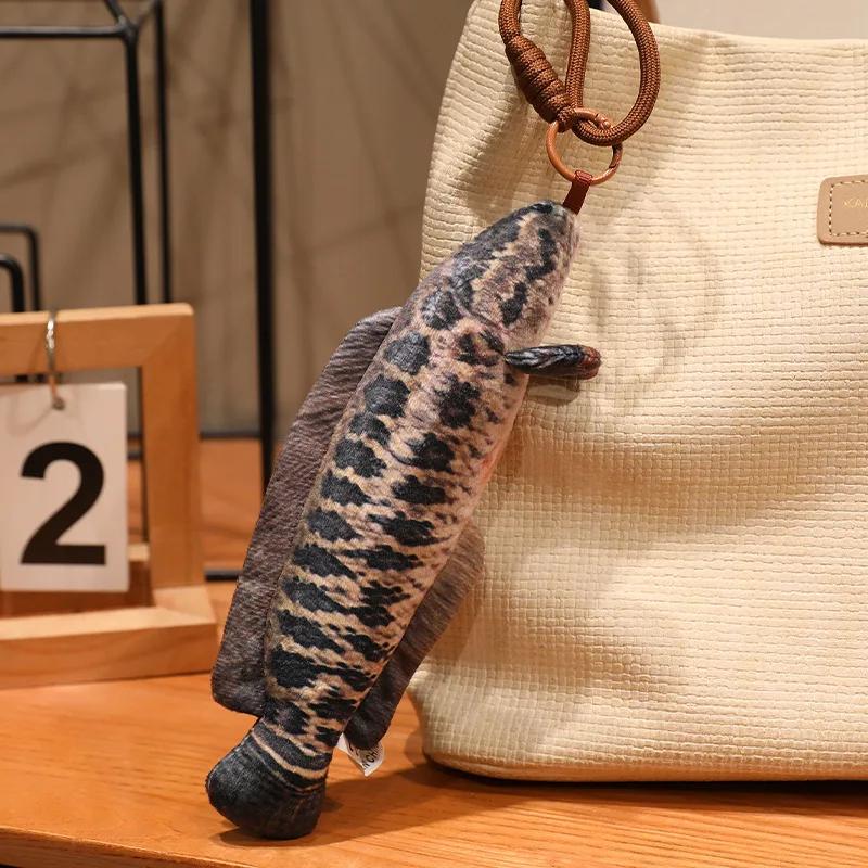 Realistischer Fisch Plüsch Schlüsselanhänger Makrele Karausche Goldfisch Forelle Flunder Kaiserfisch Clownfisch Barsch Für Rucksack Tasche Schlüssel Dekoration 20cm brown