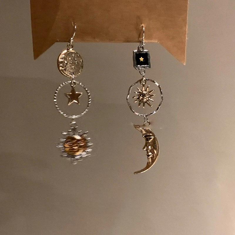 

Vintage-Inspired Sunflower Hoop Earrings - Unique and Luxurious Design