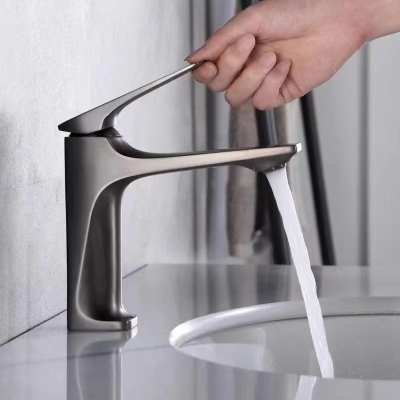 Factory  Modern Luxury Bathroom Basin Faucet Zinc Alloy Ceramic Basin Mixer Hot and Cold Mixing Faucet