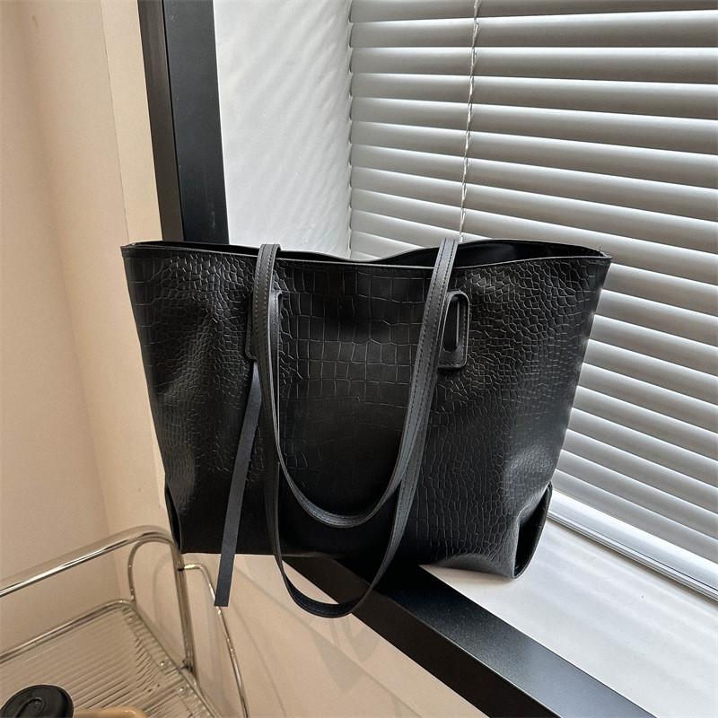 Trendy Fashionable Casual Large Capacity Tote Bag For Women Stylish Design In Black And Brown