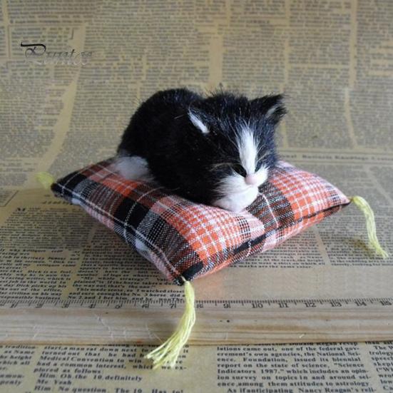 Simulasjon Kattedukke Plysjleketøy Mini Realistiske Sovende Katter på Matte Figur Utstoppet Dyr Leketøy med Pute for Hjemmekontor Rom Skrivebordsdekor