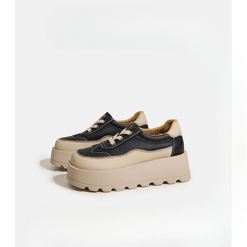 Plateauschuhe mit dicker Sohle sind vielseitige, lässige Sportschuhe für Damen.