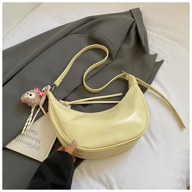Niche design sense horn bag women's large capacity 2025 new trendy fashion shoulder messenger bag women's dumpling bag