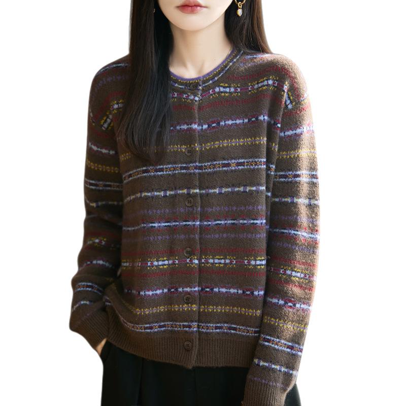 Vintage Flowered Blouse As An Inner Layer for Autumn and Winter. A Stylish and Ethnic Knit Coat for A Laid-back and Versatile Look.