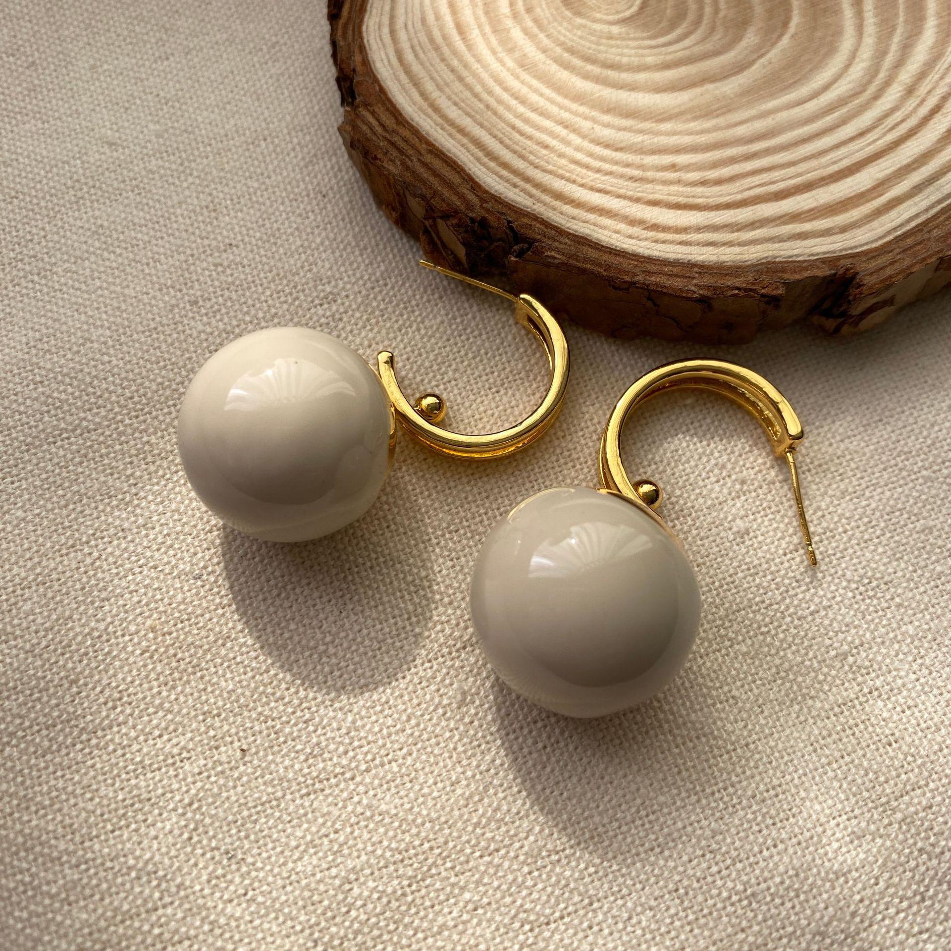 

Серьги в стиле ретро-французского дизайна, High-End Sense, простой полый шарик, одна пара высококачественных сережек для женщин