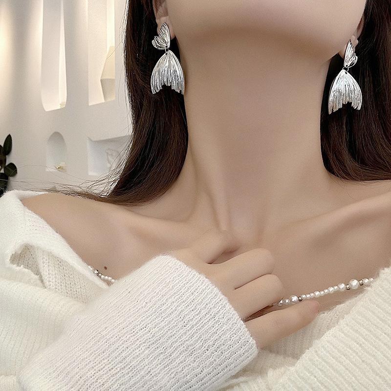 New Simple Metal Style Wrinkle Fishtail Stud Earrings for Women Fashion Personalized Daily Accessory Party Jewelry Birthday Gift