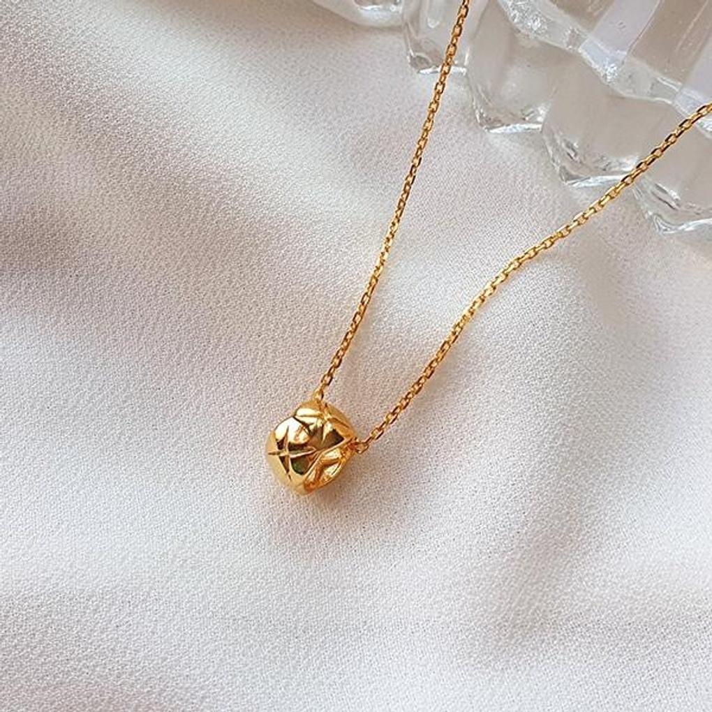 Women's Daily Point Mini Quilted Ball Necklace