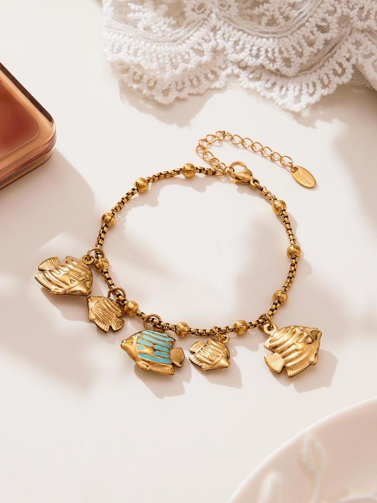 Qiong Yao Ocean-Style Shell & Fish Pendant Bracelet with 18k Gold PVD Plating