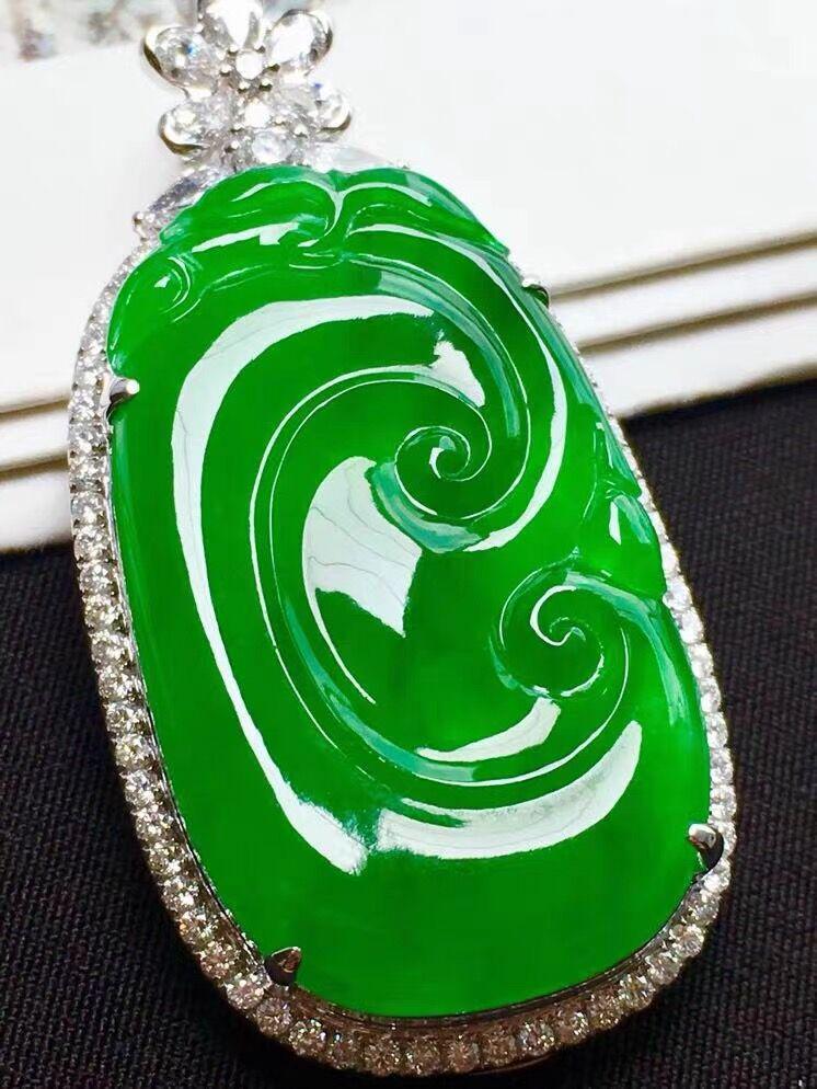 Green Ruyi Pendant with Diamond-Inlaid Burmese Ice Jade