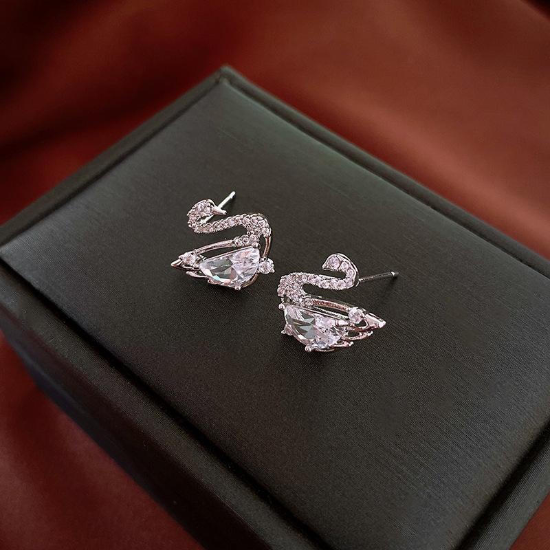 Echtgold-galvanisierte Silbernadel Zirkon Liebesohrringe Leichter Luxus High-End Ohrstecker Nischenohrringe Damen