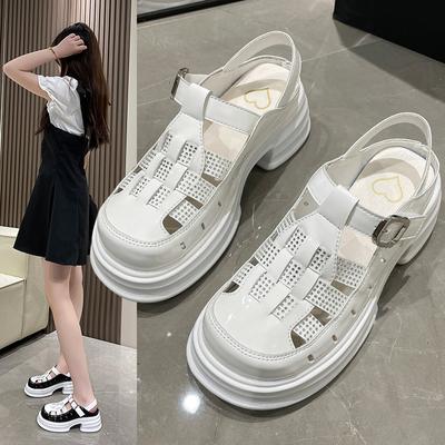 Brytyjski styl wydrążone małe skórzane buty damskie 2024 lato nowe modne grube podeszwy diamentowe rzymskie sandały damskie