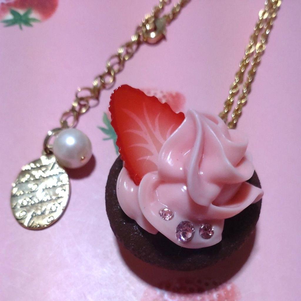 Used Beautiful Item Q-pot Chocolate Cupcake Necklace Strawberry Q-pot Qpot