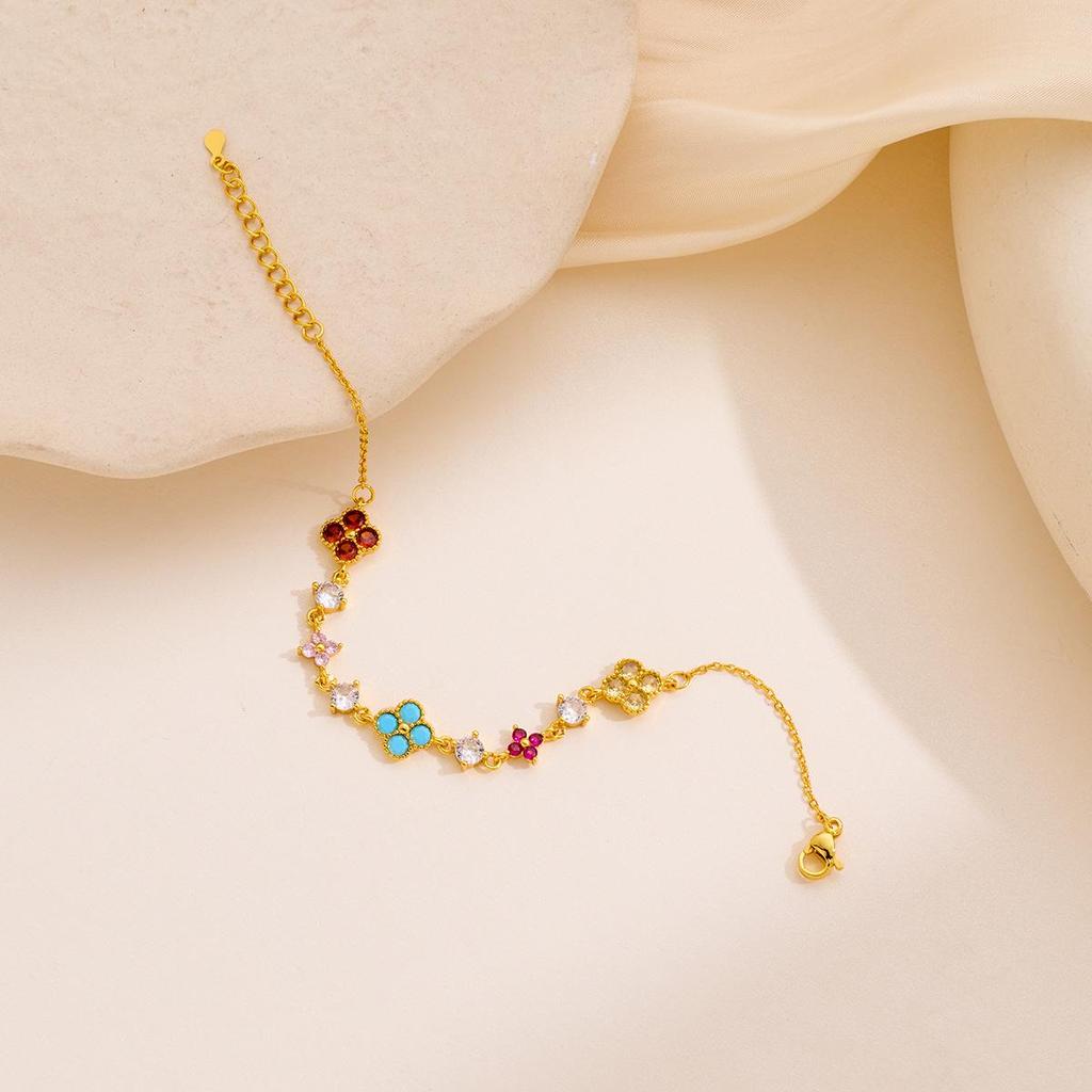 Stylish Lucky Clover Bracelet - Women's Minimalist Diamond-Studded Flower Design