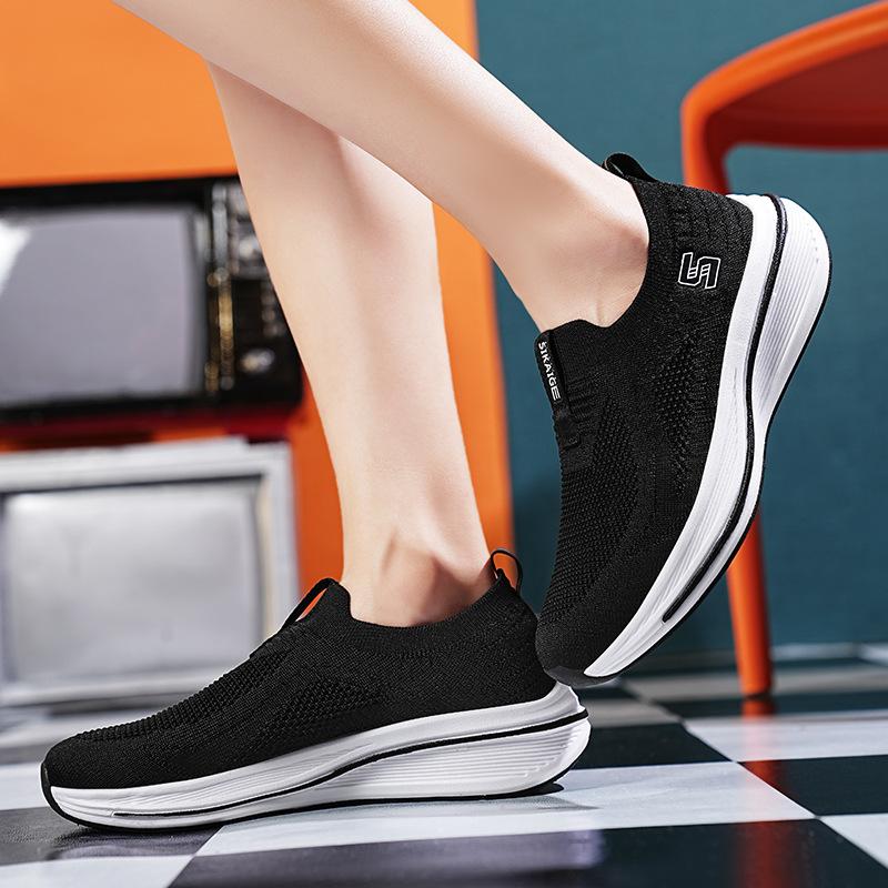 Flygande vävda sportskor med mjuk sula och andningsförmåga damskor 2025 höst nya utrikeshandel fritidsskor herrskor en pedal
