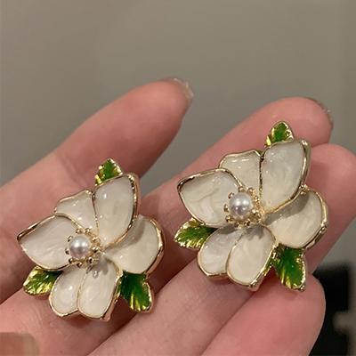 1 paire de boucles d'oreilles à tige en forme de feuille de fleur en émail de camélia, douces et élégantes