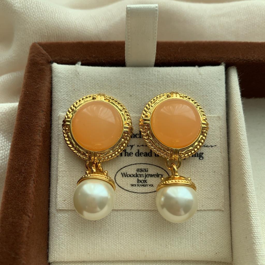 Round rope pattern gemstone pearl stud earrings retro elegant exquisite three-dimensional niche fashion gentle warm tone earrings