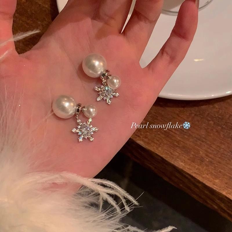 Silver needle flash zircon earrings, women's exquisite temperament stud earrings, spring and summer earrings.
