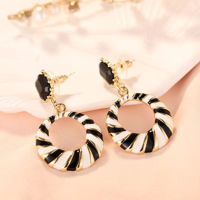 Retro Zebra Rhinestone Geometric Stud Earrings – Black & White Fashion