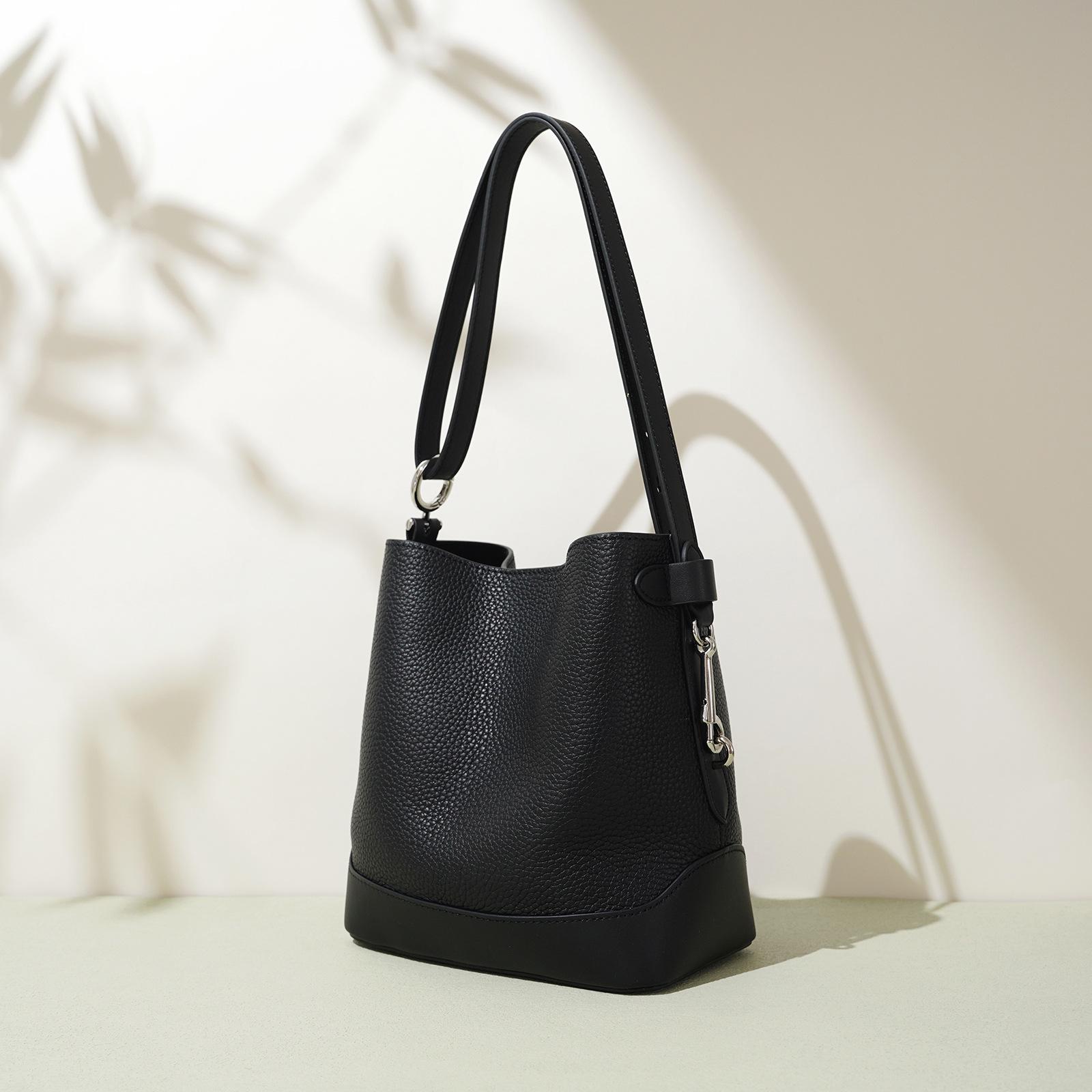 

Кожаная сумка через плечо 2025 сумка-мессенджер женская большой вместимости нишевая мода высококлассный узор личи новая простая сумка-ведро чёрный