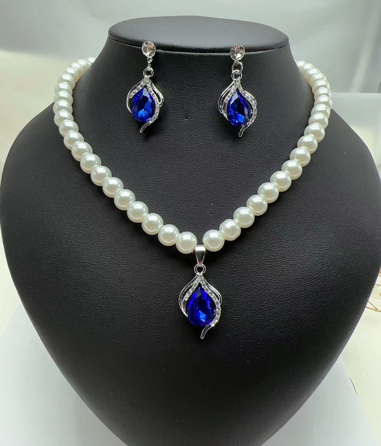 

French retro blue water drop pearl collarbone chain niche design high sense exquisite style personalized necklace