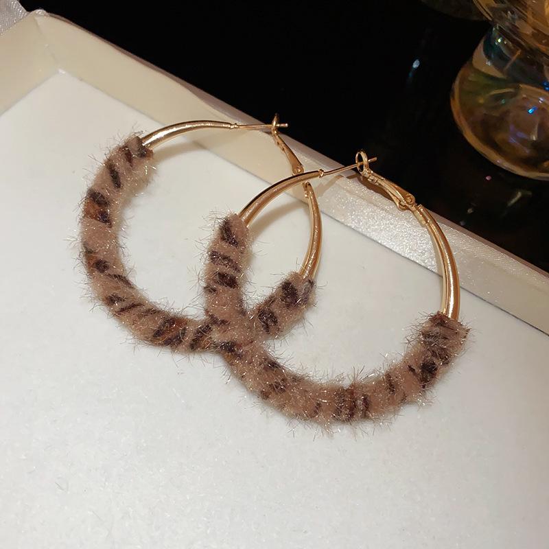 Retro Coffee Leopard Print Silver Needle Stud Earrings - Stylish High-End Design