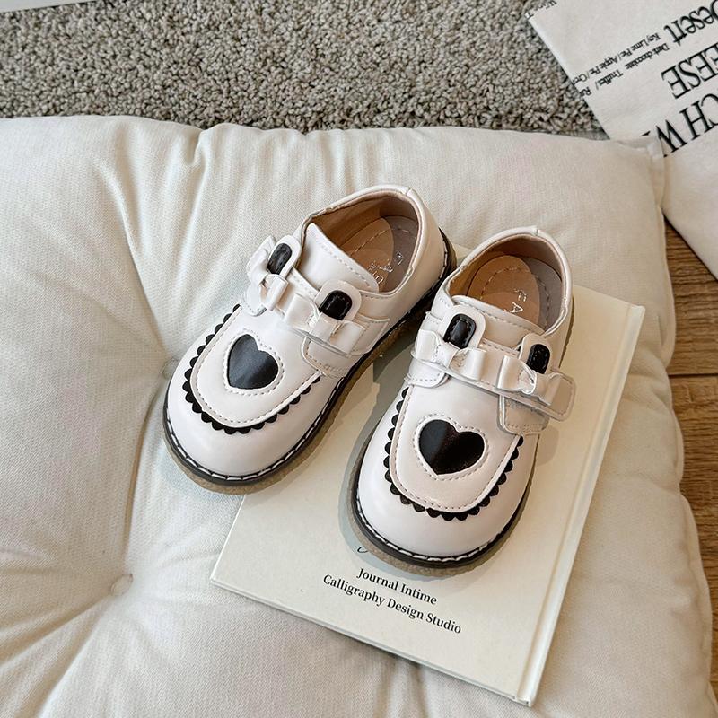 

Little Girls Sweet Leather Shoes Soft Sole Kids Fashion Princess Shoes with Cute Love Heart Girls Bow Lace Flat Shoes for Party 25