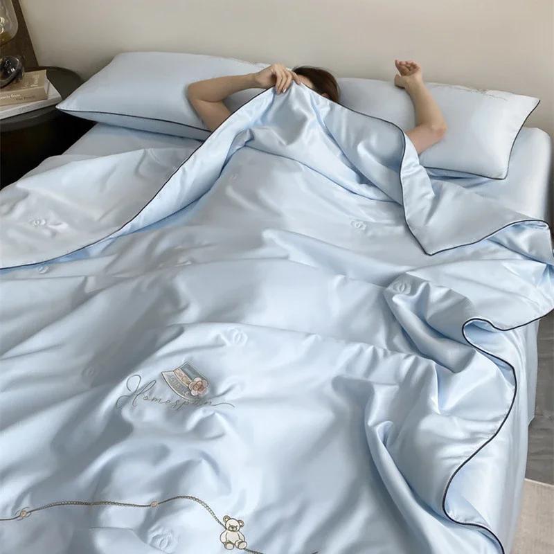 2024 Neue Eis-Viskose Sommerdecke Bär Florale Stickerei Kühlendes Gefühl Dünne Decke Waschbar Antimikrobiell Kühl Leicht Steppdecke