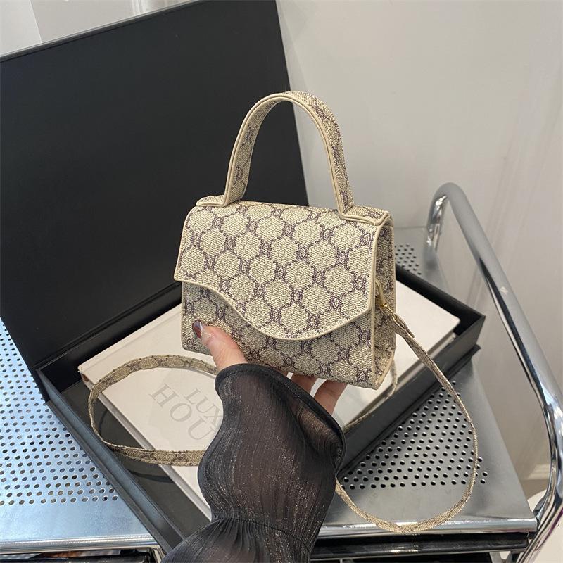 

French niche design retro portable small bag women s 2025 new autumn and winter versatile shoulder messenger bag small square bag