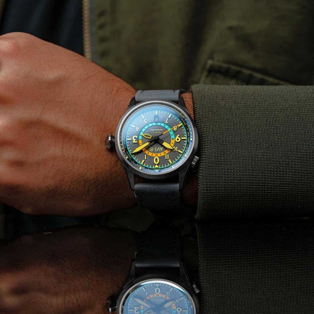 AVI-8 Flyboy Wingman Worldtimer GMT tropický šedý ciferník automatický AV-4120-04 pánské hodinky s extra páskem