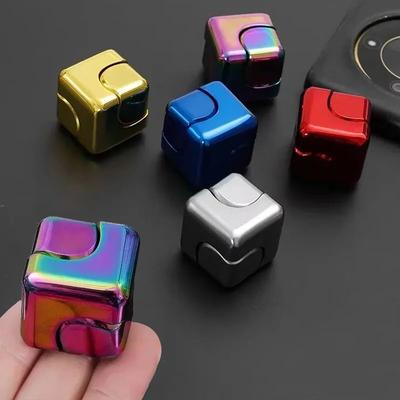 Metall quadratischer Kreisel Dekompression drehender Würfel Anti-Angst Fingerspitzen-Spielzeug Handabdruck Spinner frühes Spielzeug Flipo Flip
