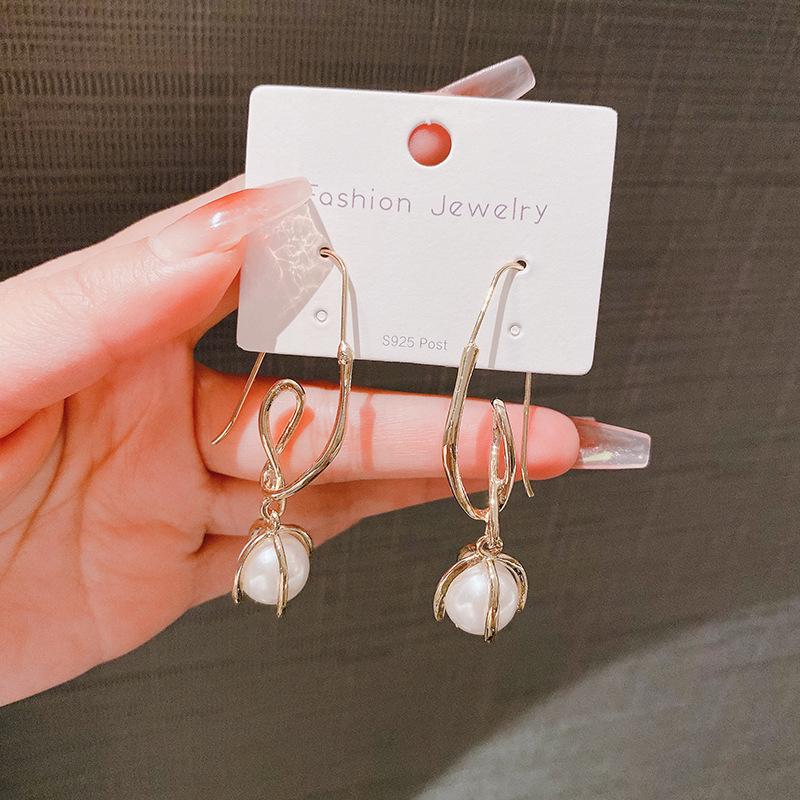 Metal Twisted Line Vintage Imitation Pearl Pendant Earrings Fashion Temperament Elegant Earrings Women Jewelry Party Accessories