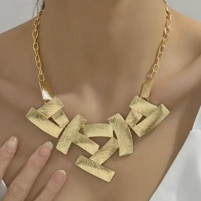 Y2K Geometrický kovový texturovaný choker náhrdelník se čtvercovým designem