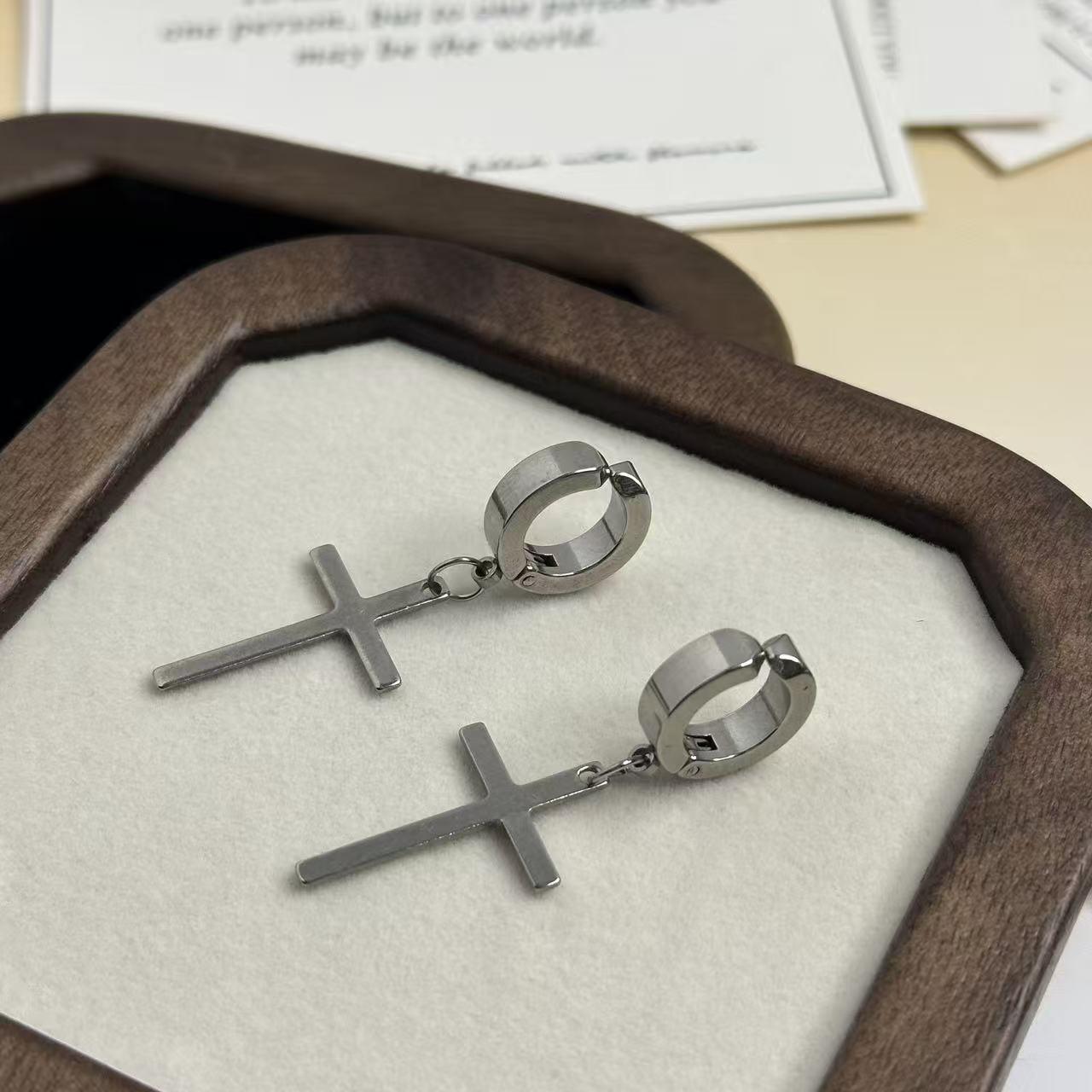 

Унисекс Серьги-крестики из титановой стали и набор каффов для ушей