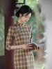 2025 Retro Rotes Karomuster Langarm Cheongsam: Moderner chinesischer Stil, Junge und hochwertige Alltagskleidung
