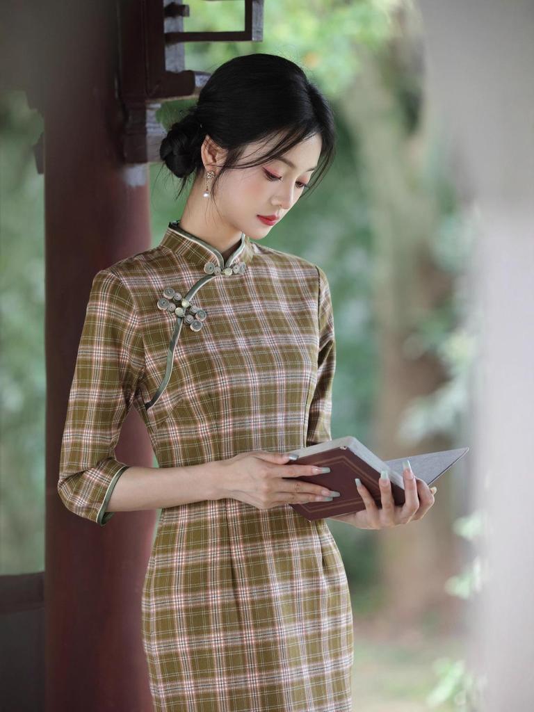 2025 Retro Rotes Karomuster Langarm Cheongsam: Moderner chinesischer Stil, Junge und hochwertige Alltagskleidung