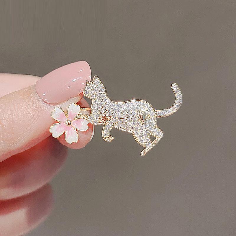 

Cute cherry blossom cat luxury brooch female design sense corsage neckline pin suit fashionable and versatile