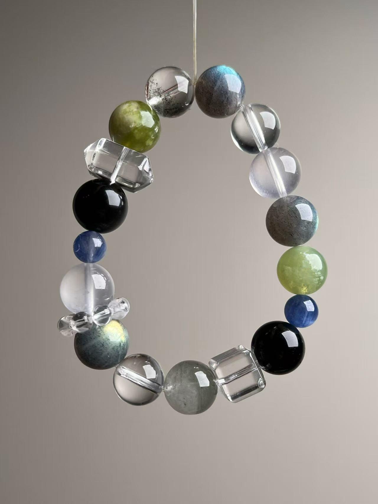 

Advanced Fashion Natural White Crystal and Obsidian Bracelet