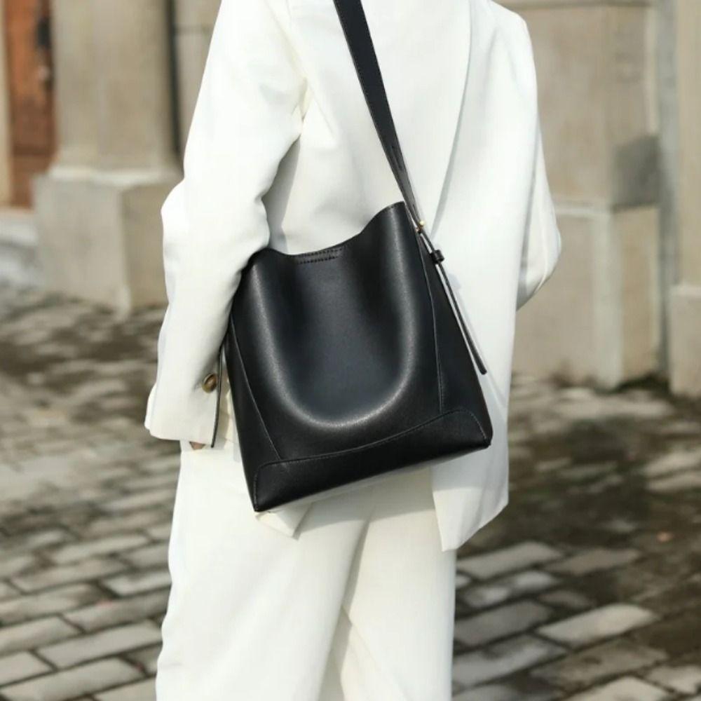Split Leather Designer Shoulder Bag Underarm Design Casual Style Bucket Basket Bag New Fashion Cowhide Material Crossbody Bag