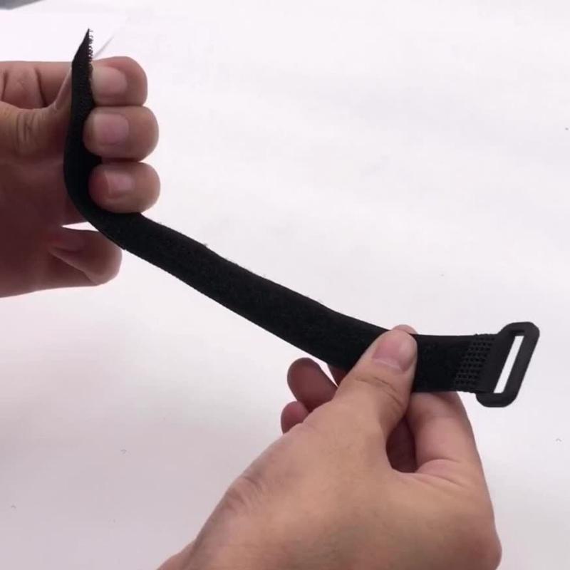 Odolný nylonový popruh se zapínáním Nastavitelné řešení pro připevnění na motocykl Pro bezpečné uložení a cestovní příslušenství