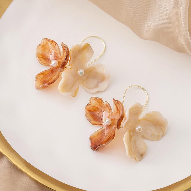 

Y2K Retro Hong Kong Flower Pearl Drop Earrings: Gradient Petal Design for Women